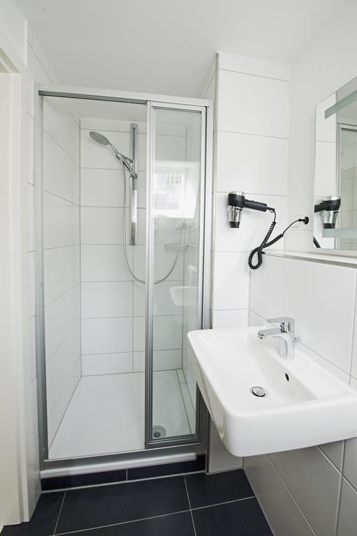 Single Room Bathroom,227911256:JPEG